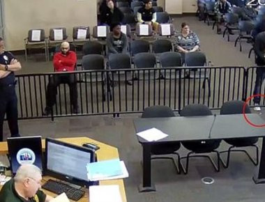 Βίντεο: Πήρε στο δικαστήριο μαζί του ναρκωτικά και του έπεσαν από την τσέπη